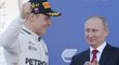 Vítěz Velké ceny Soči Valtteri Bottas a ruský prezident Vladimir Putin