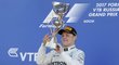 Bottas s trofejí pro vítěze