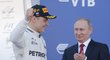 Vítěz Velké ceny Soči Valtteri Bottas a ruský prezident Vladimir Putin