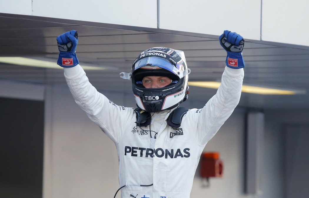 Valtteri Bottas slaví první triumf v F1