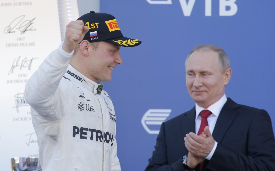 Vítěz Velké ceny Soči Valtteri Bottas a ruský prezident Vladimir Putin