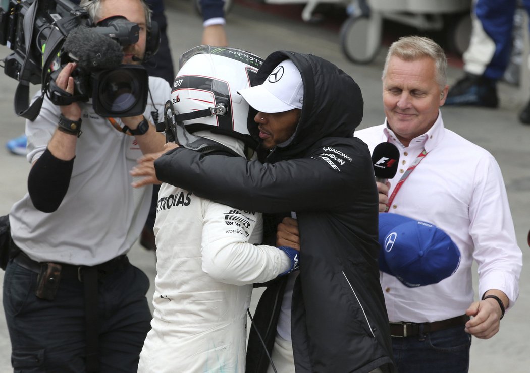 Lewis Hamilton objímá Valtteriho Bottase, který získal v Brazílii pole position