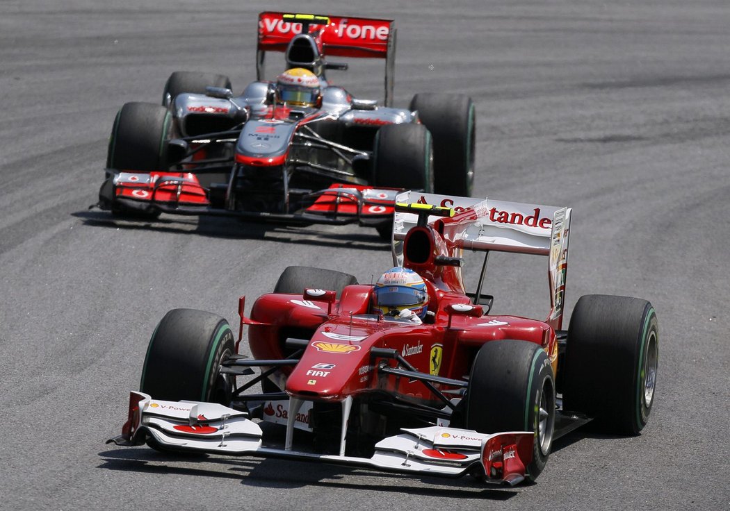 Fernando Alonso s Ferrari před Lewisem Hamiltonem ze stáje McLaren na trati GP Brazílie