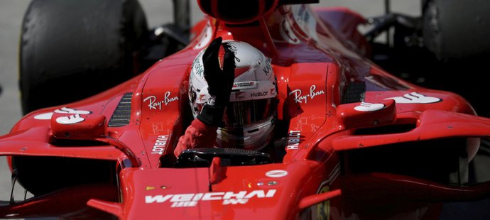 Sebastian Vettel se raduje z triumfu ve Velké ceně Brazílie na závěr sezony formule 1