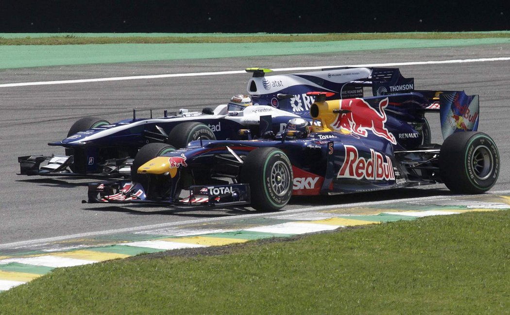 Sebastian Vettel s Red Bullem předjíždí Nica Hulkenberga z Williamsu a jde do vedení Velké ceny Brazílie