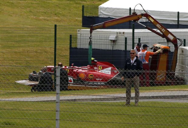 Kimi Räikkönen krátce po startu GP Británie se svým ferrari vážně havaroval a zničil svodidla Kimi Räikkönen krátce po startu GP Británie se svým ferrari vážně havaroval a zničil svodidla