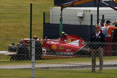 Kimi Räikkönen krátce po startu GP Británie se svým ferrari vážně havaroval a zničil svodidla