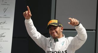 V Británii vyhrál Hamilton, Räikkönen drsně boural a posunul start