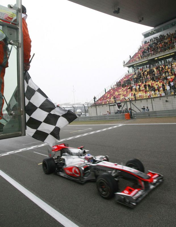 Jenson Button projíždí cílem Jenson Button projíždí cílem