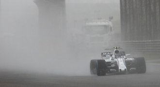 Čínskou GP trápí déšť a mlha, přesunutí závodu na sobotu ale neprošlo