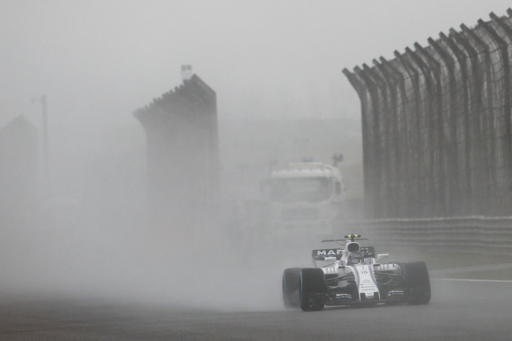 Lance Stroll z Williamsu při deštivém tréninku na GP Číny