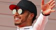 Lewis Hamilton se raduje z triumfu v kvalifikaci na GP Číny