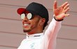 Lewis Hamilton se raduje z triumfu v kvalifikaci na GP Číny