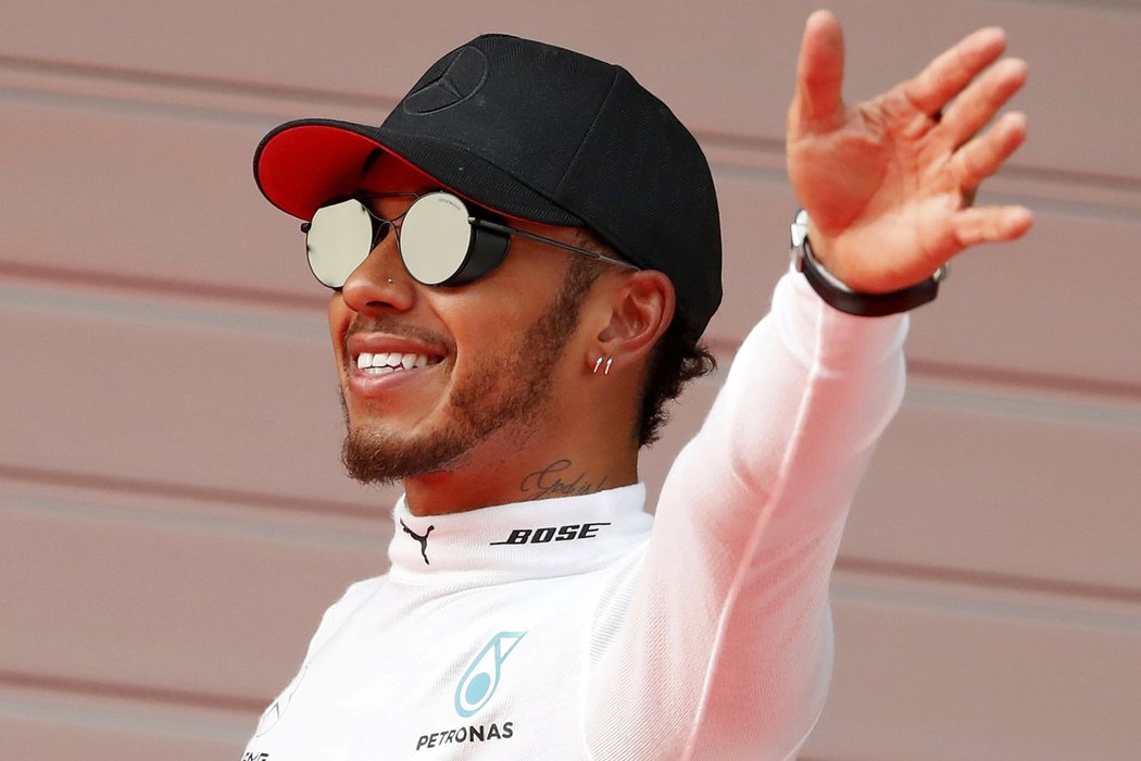 Lewis Hamilton se raduje z triumfu v kvalifikaci na GP Číny
