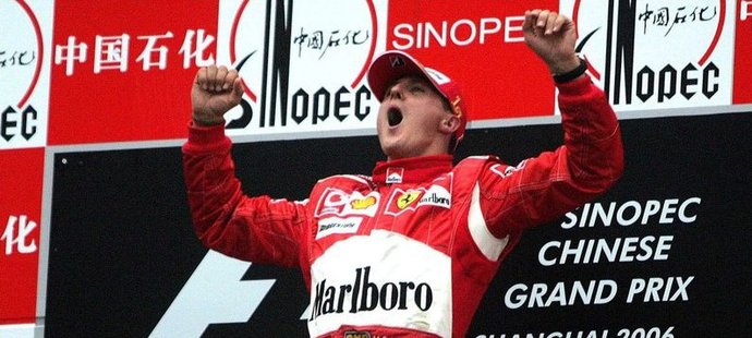 Michael Schumacher se raduje ze svého posledního triumfu v kariéře v roce 2006 v Číně