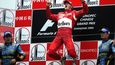 Michael Schumacher se raduje ze svého posledního triumfu v kariéře v roce 2006 v Číně