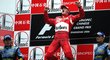 Michael Schumacher se raduje ze svého posledního triumfu v kariéře v roce 2006 v Číně