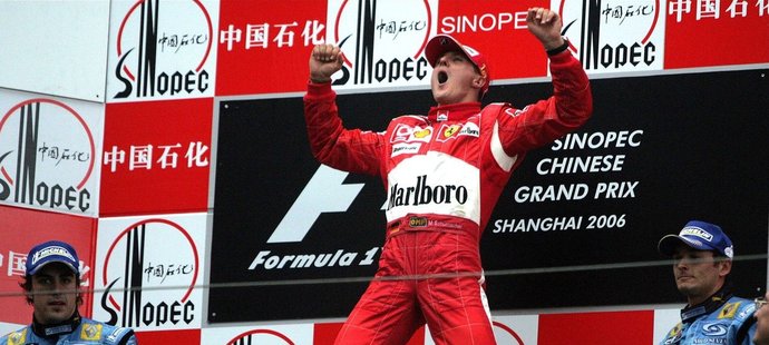 Michael Schumacher se raduje ze svého posledního triumfu v kariéře v roce 2006 v Číně