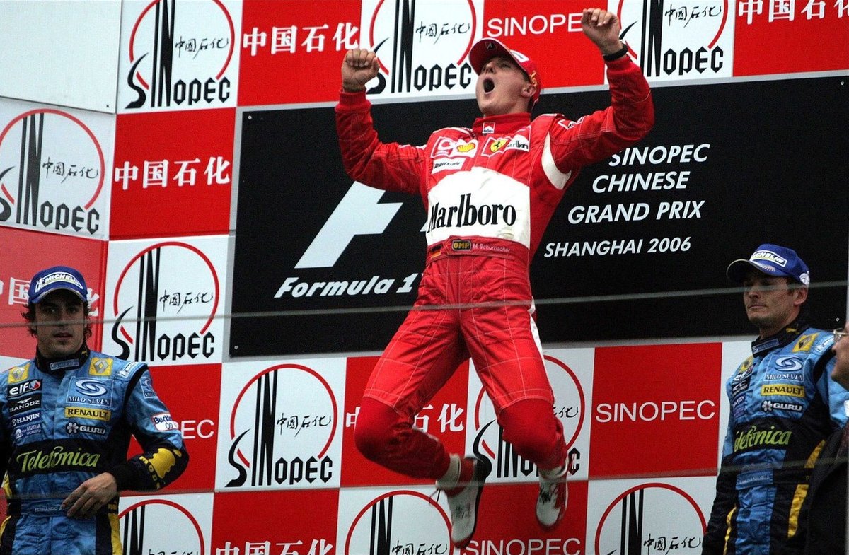 Michael Schumacher se raduje ze svého posledního triumfu v kariéře v roce 2006 v Číně