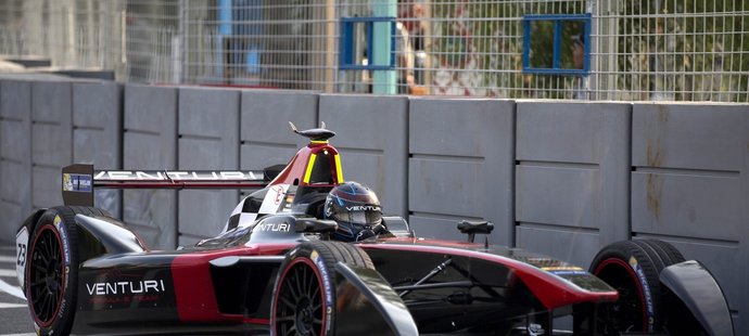 Nick Heidfeld těsně před karambolem ve formuli E v Pekingu