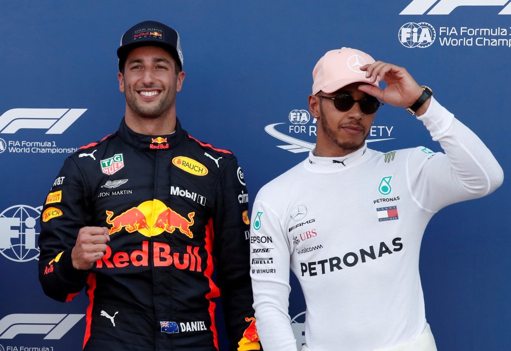 Pilot ze stáje Red Bull Daniel Ricciardo vyhrál kvalifikaci na Velkou cenu Monte Carla. Za sebou nechal Lewise Hamiltona (vpravo)