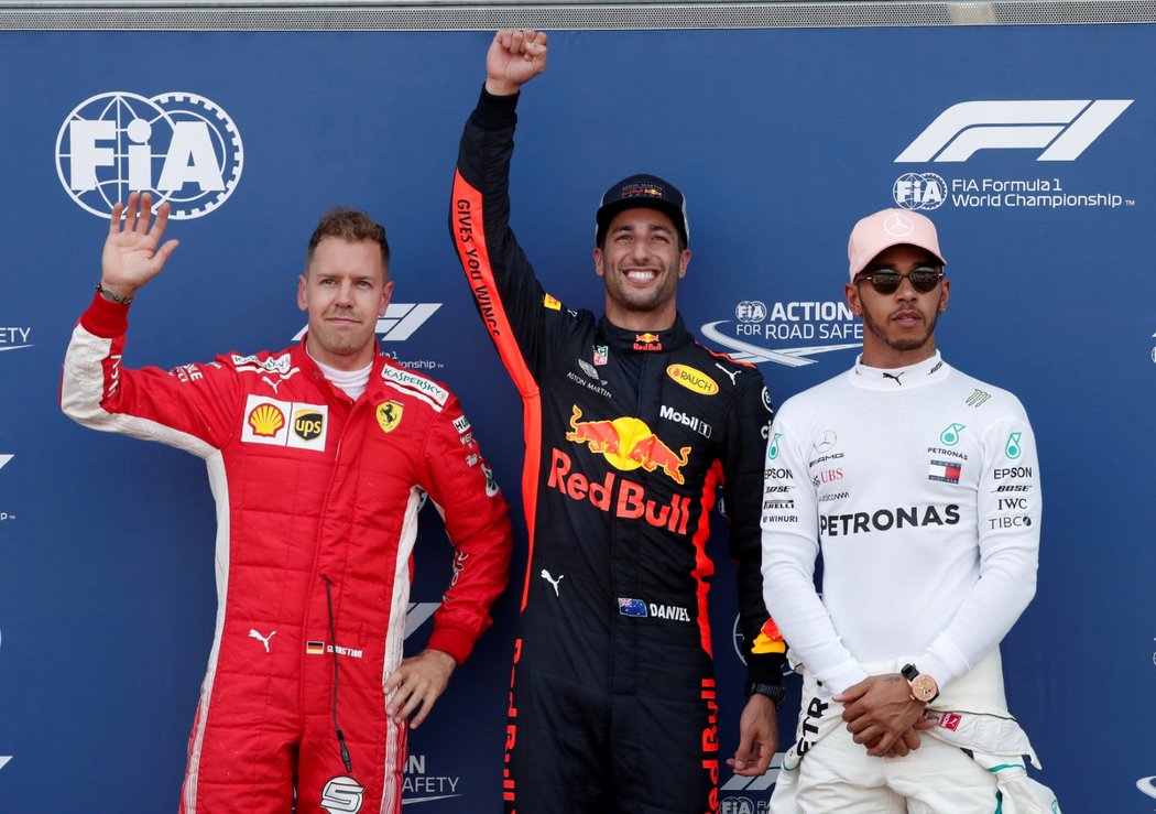 Daniel Ricciardo (uprostřed) předjel v kvalifikaci na Velkou cenu Monaka Sebastiana Vettela (vlevo) i Lewise Hamiltona