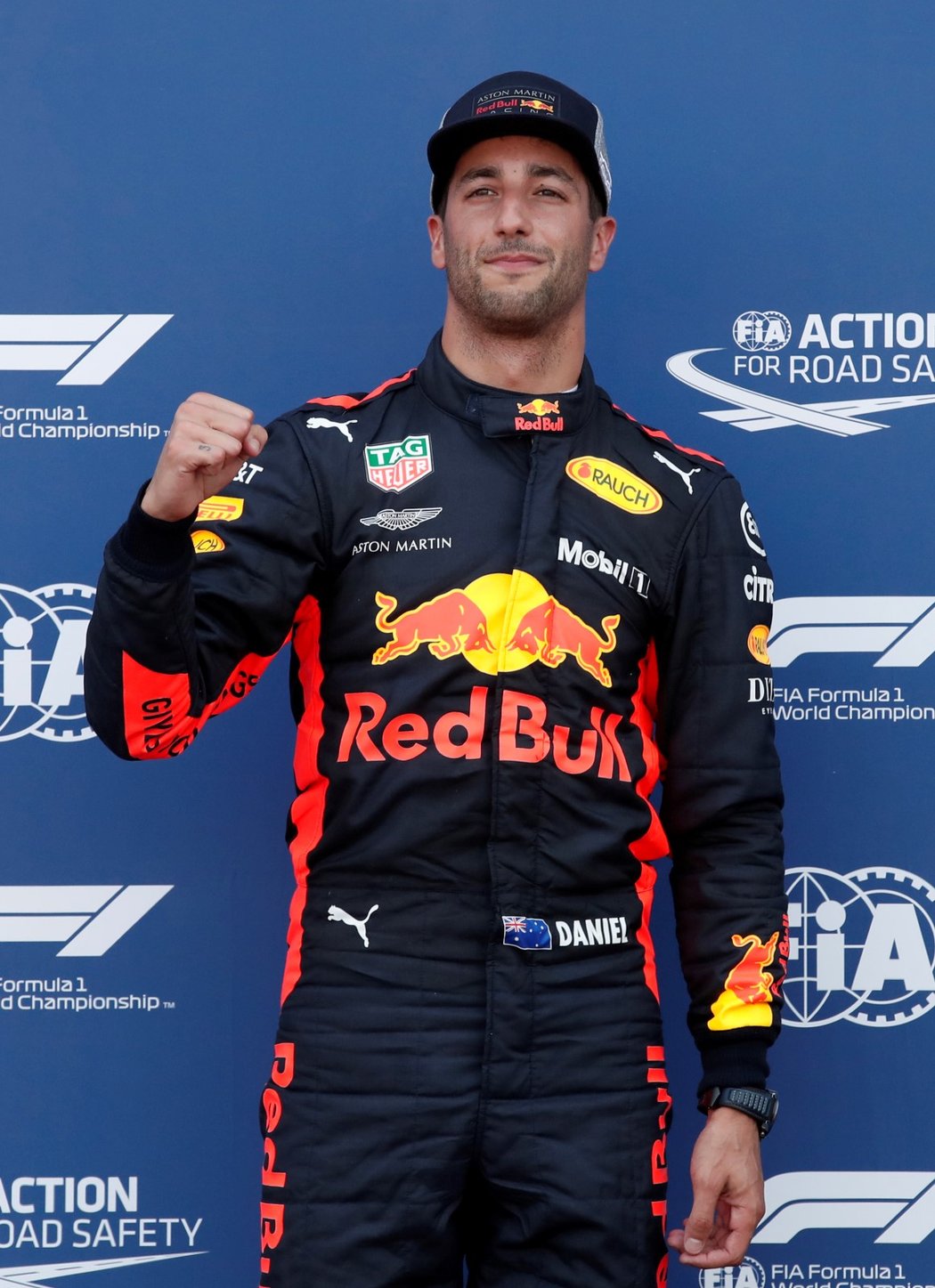 Australský pilot F1 Daniel Ricciardo se raduje z prvního místa v kvalifikaci na Velkou cenu Monaka