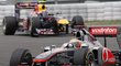 Lewis Hamilton s McLarenem ve vedení Velké ceny Německa, za ním Mark Webber ze stáje Red Bull