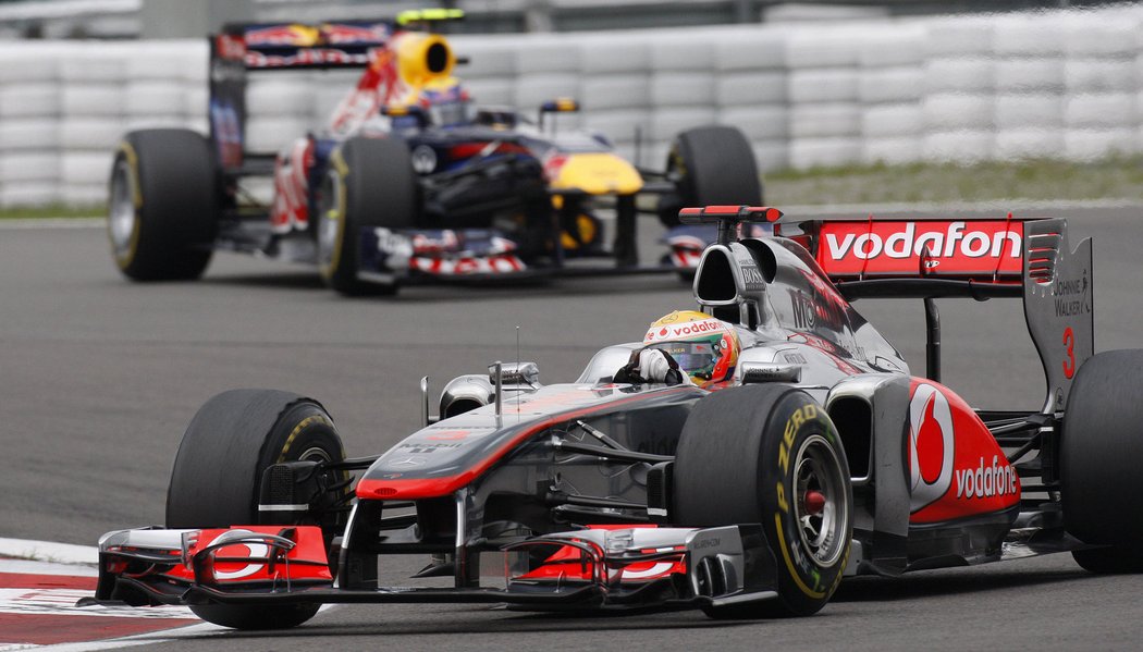 Lewis Hamilton s McLarenem ve vedení Velké ceny Německa, za ním Mark Webber ze stáje Red Bull