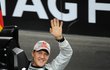 Michael Schumacher mává fanouškům během Závodu šampionů