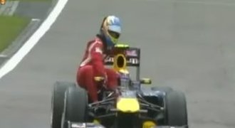 VIDEO: Alonso si na vyhlášení stopnul Webbera
