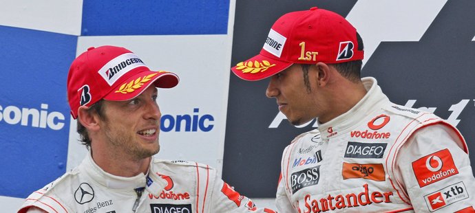 Lewis Hamilton (vpravo) a Jenson Button slaví v Turecku double