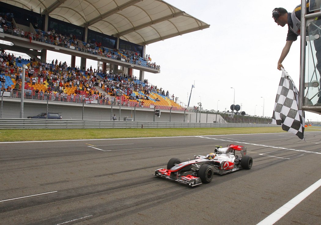 Lewis Hamilton projíždí jako vítěz cílem Velké ceny Turecka