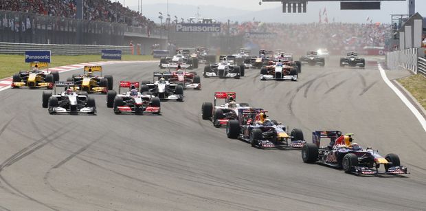 Mark Webber z Red Bullu vede pole závodníků po startu Velké ceny Turecka Mark Webber z Red Bullu vede pole závodníků po startu Velké ceny Turecka