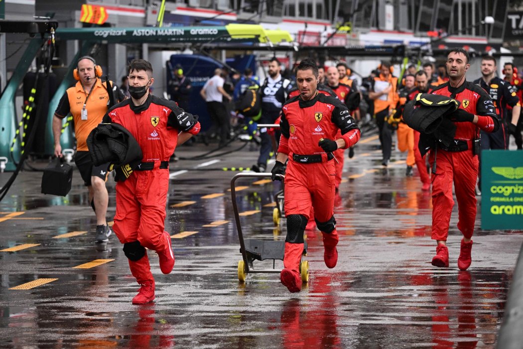 Deštěm ovlivněnou Grand Prix Monaka formule 1 vyhrál Sergio Pérez z Red Bullu před Carlosem Sainzem a Maxem Verstappenem. Ten navýšil své vedení v MS.