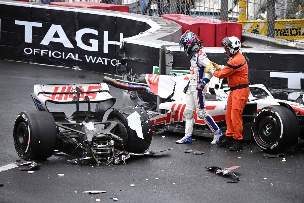 Deštěm ovlivněnou Grand Prix Monaka formule 1 vyhrál Sergio Pérez z Red Bullu před Carlosem Sainzem a Maxem Verstappenem. Ten navýšil své vedení v MS.