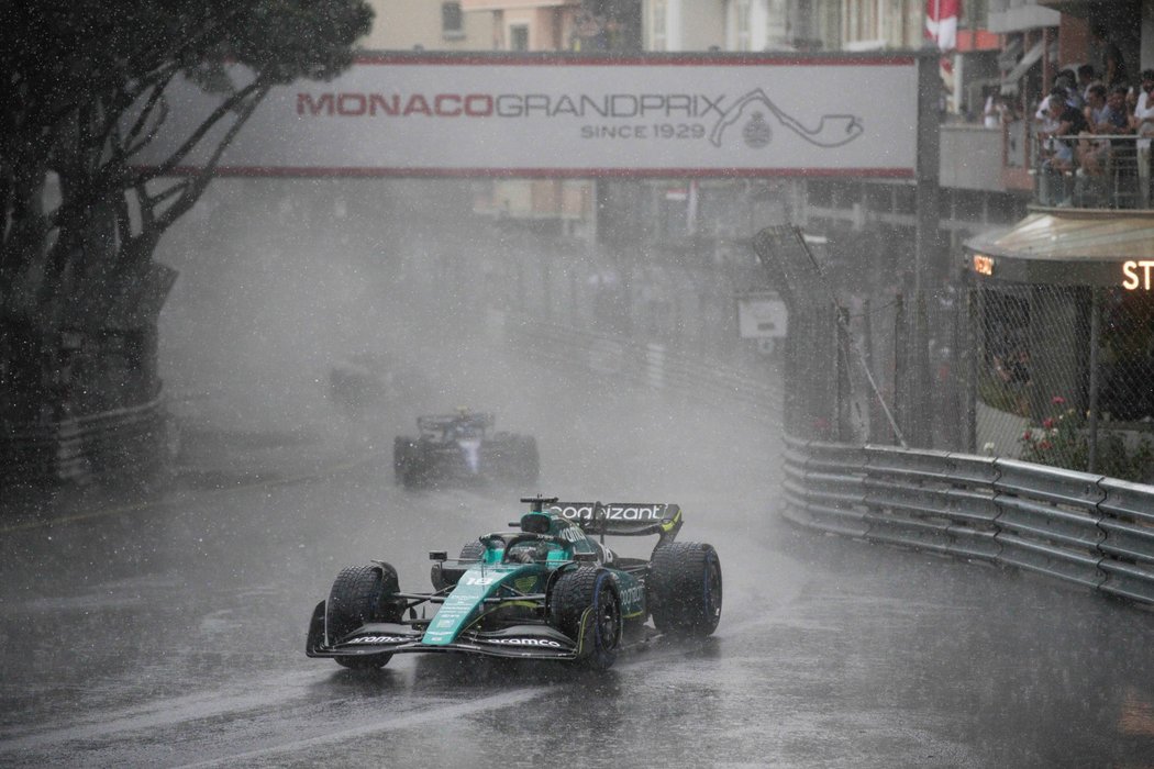 Deštěm ovlivněnou Grand Prix Monaka formule 1 vyhrál Sergio Pérez z Red Bullu před Carlosem Sainzem a Maxem Verstappenem. Ten navýšil své vedení v MS.