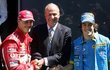 Michael Schumacher (vlevo) a Fernando Alonso (vpravo) na pódiu