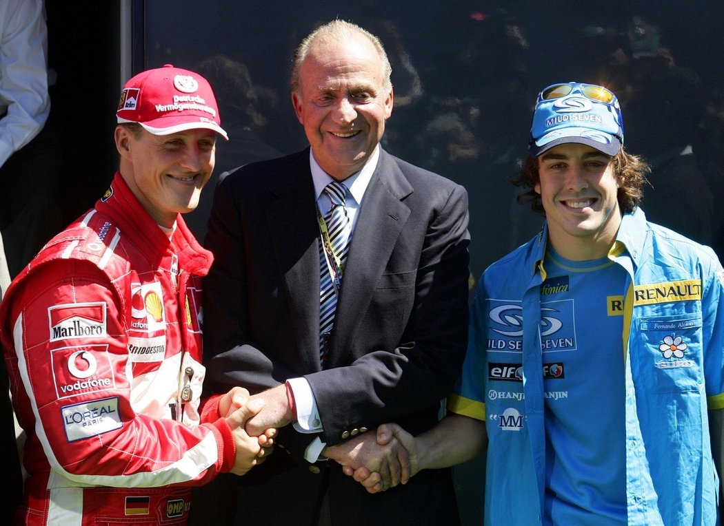 Michael Schumacher (vlevo) a Fernando Alonso (vpravo) na pódiu