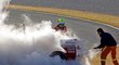 Personál na okruhu ve Valencii se snaží uhasit hořící Ferrari Felipeho Massy
