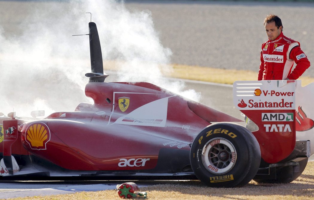 Felipe Massa nevěřícně zírá na nový monopost Ferrari, který při prvních testech začal hořet