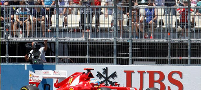 Fernando Alonso dokázal španělské fanoušky ve Valencii potěšit vítězstvím