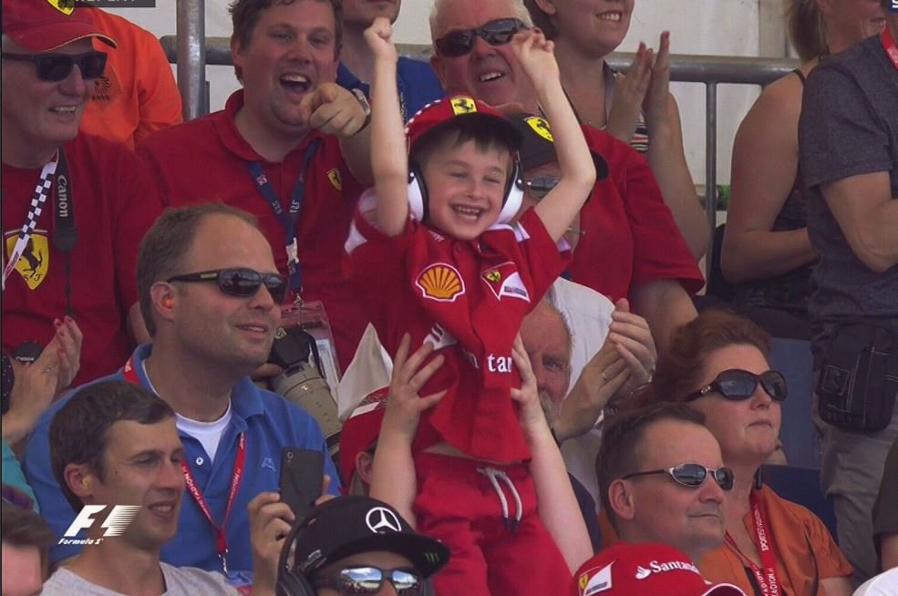 Fanoušek Kimiho Räikkönena během závodu ve Španělsku