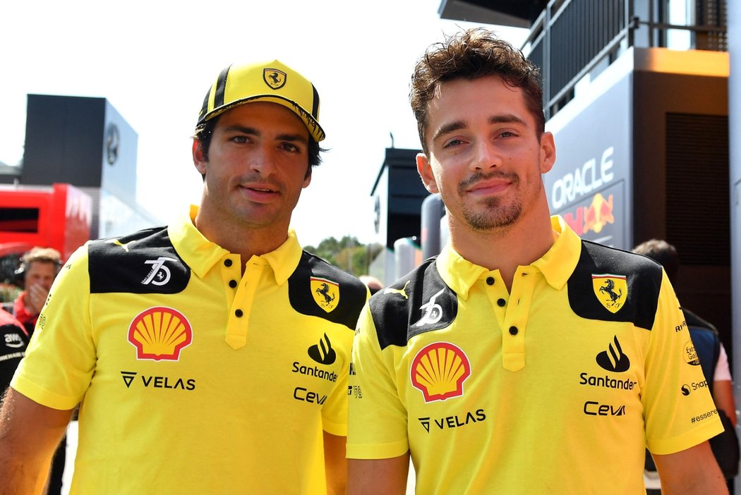 Carlos Sainz a Charles Leclerc navlékli netradiční žlutou barvu