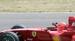 Michael Schumacher testuje monopost Ferrari z roku 2007 - ten současný nemůže