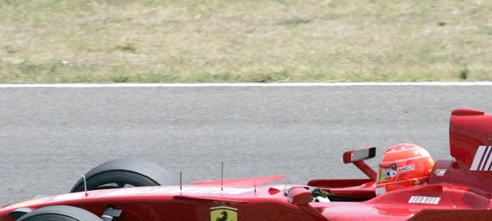 Michael Schumacher testuje monopost Ferrari z roku 2007 - ten současný nemůže