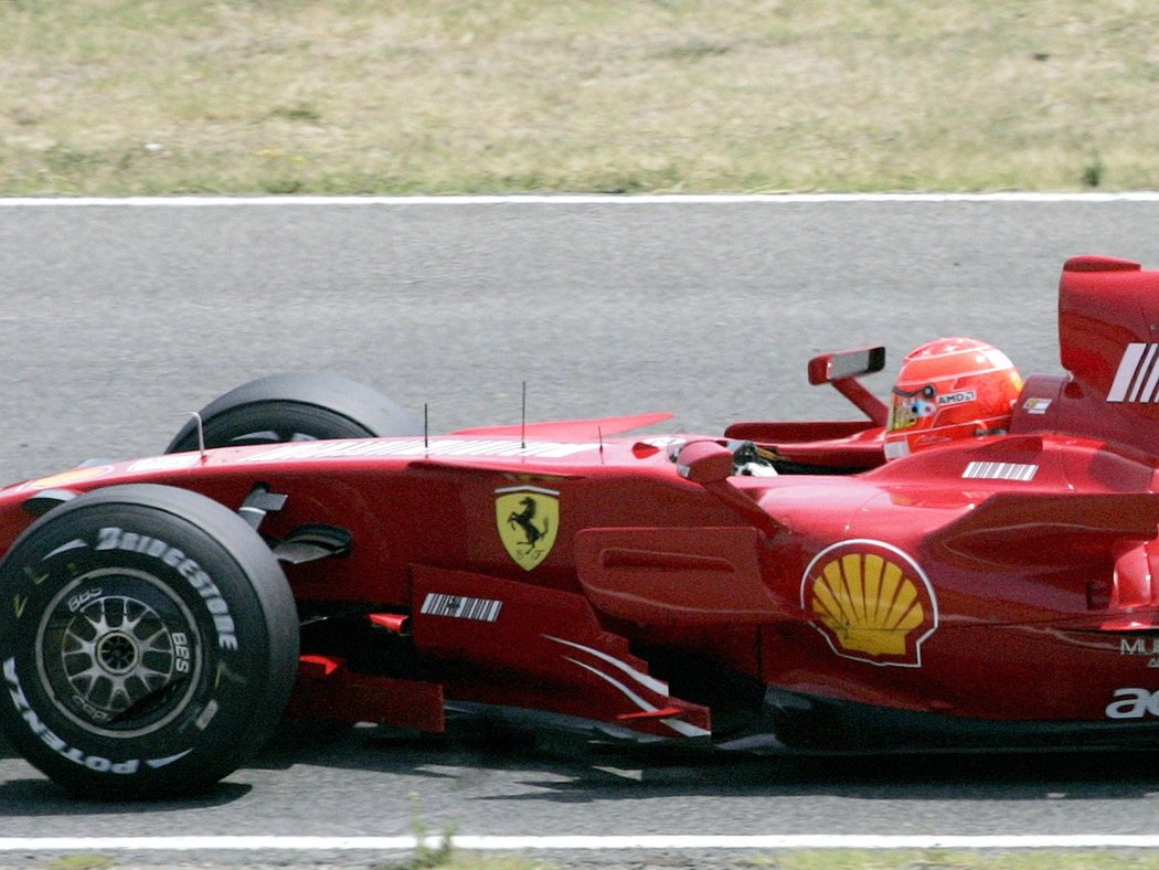 Michael Schumacher testuje monopost Ferrari z roku 2007 - ten současný nemůže