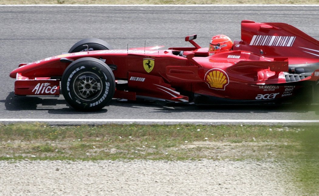 Michael Schumacher už zase sedí ve Ferrari - zatím jen v modelu z roku 2007