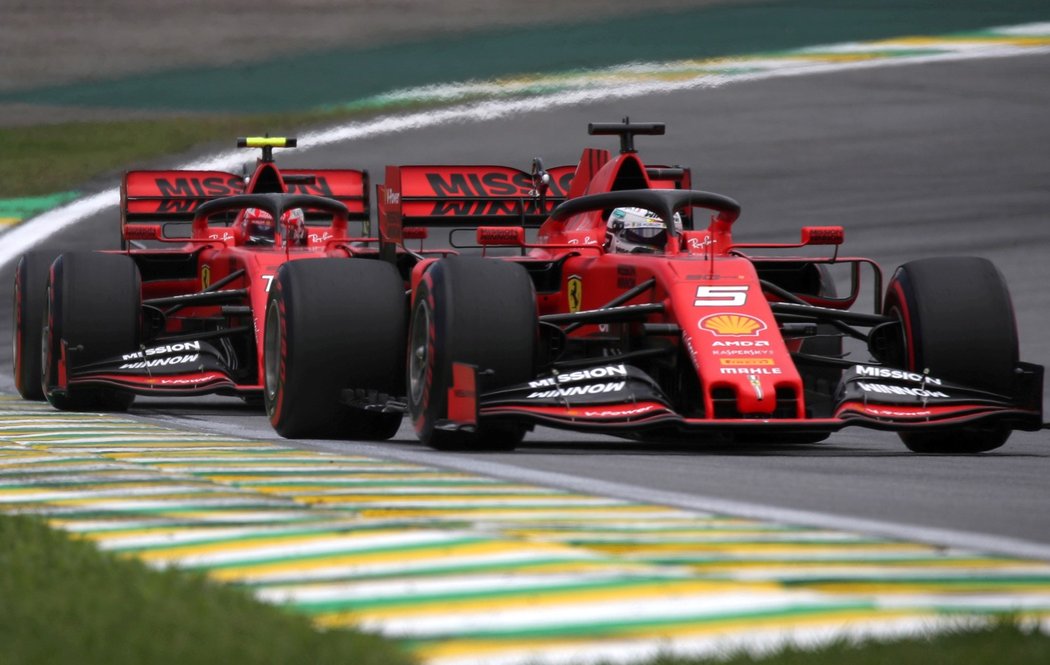 Vozy Ferrari při GP Brazílie