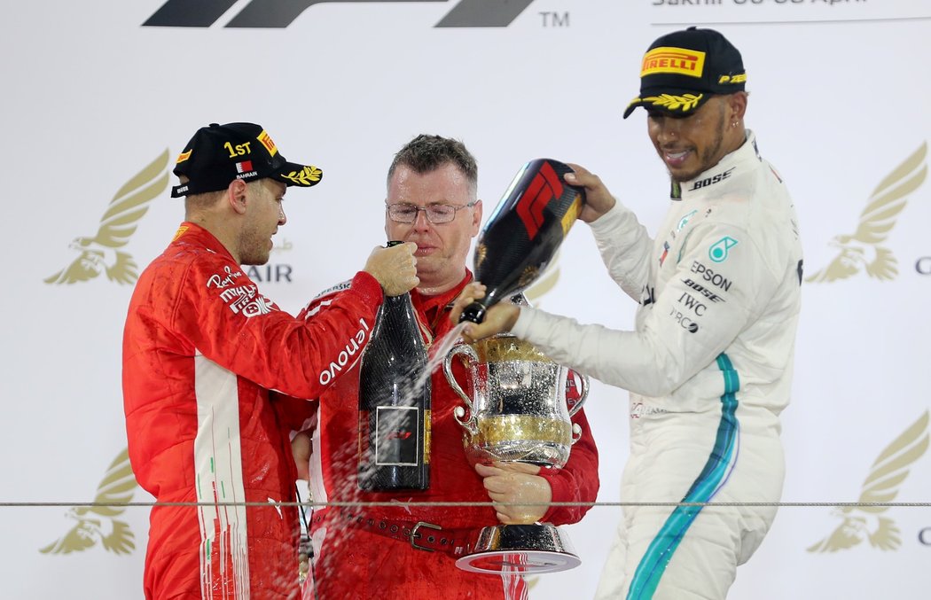 Sebastian Vettel a Lewis Hamilton si užívají radost z pódiových umístění při VC Bahrajnu